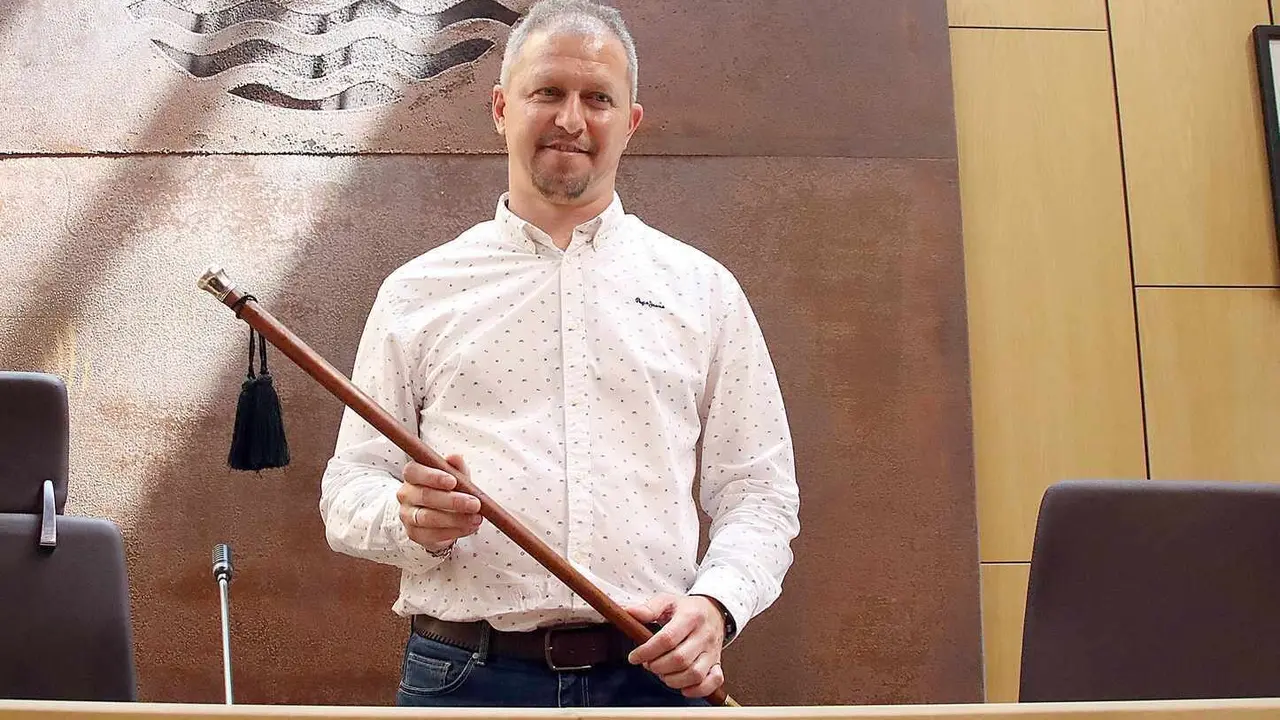 Jorge Pérez, alcalde de Villaquilambre, el 17 de junio de 2023, fecha en la que tomó el bastón de mando del municipio; ahora, en base a un acuerdo con UPL, es la formación leonesista quien asume la gestión. Foto: Peio García