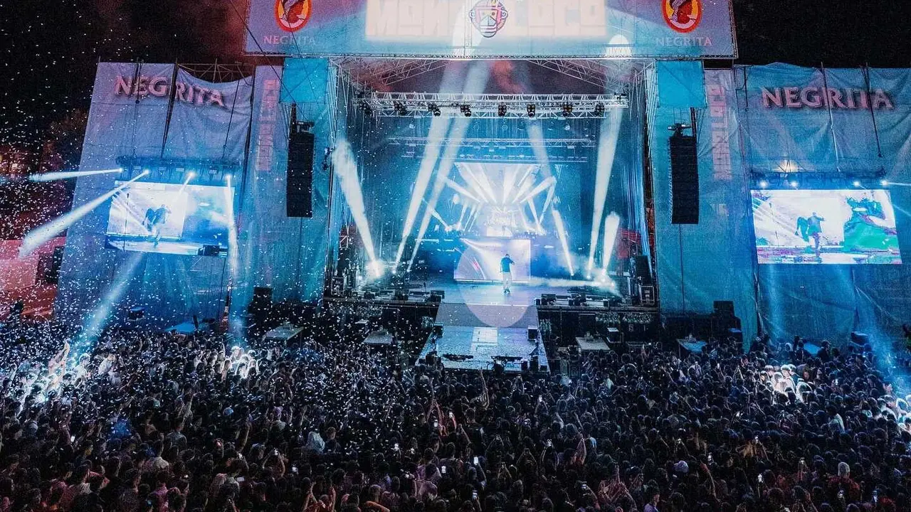 La explanada del Palacio de Exposiciones se desbordó en una maratoniana jornada de música urbana y electrónica que convirtió la ciudad en el epicentro del ocio juvenil. La locura continúa este sábado con estrellas como Justin Quiles, Kidd Keo y Chimbala. Imágenes de Monoloco Fest.