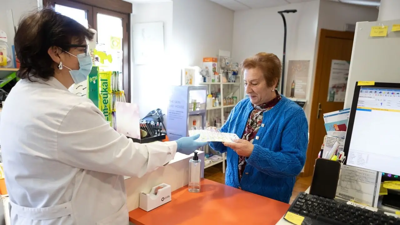 Una usuaria recoge la medicación semanal en la farmacia rural de Valdeavellano de Tera (Soria).