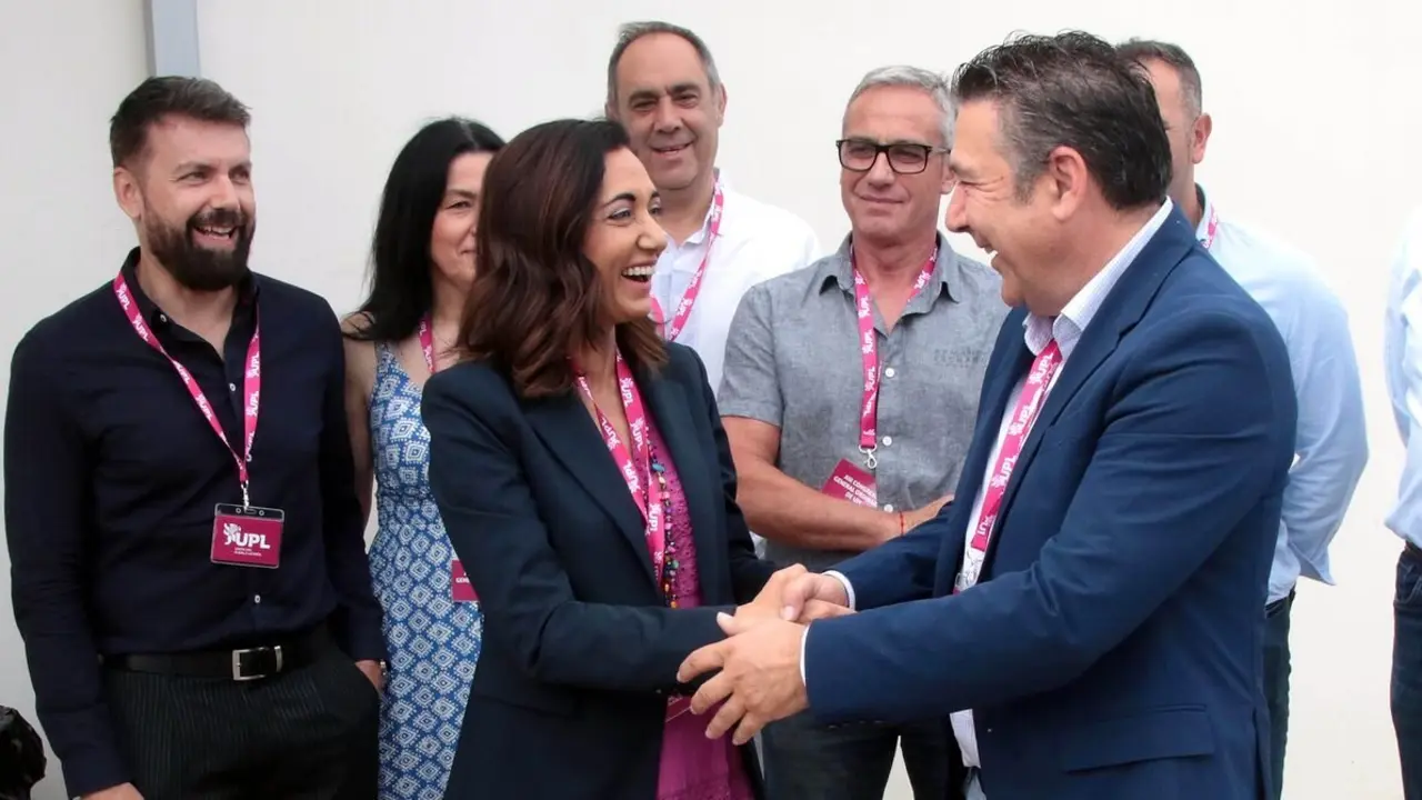 El secretario general de Unión del Pueblo Leonés, Luis Mariano Santos, y la secretaria general entrante, Alicia Gallego, asisten a la celebración del XIII Congreso General Ordinario de UPL. Foto: Peio García.