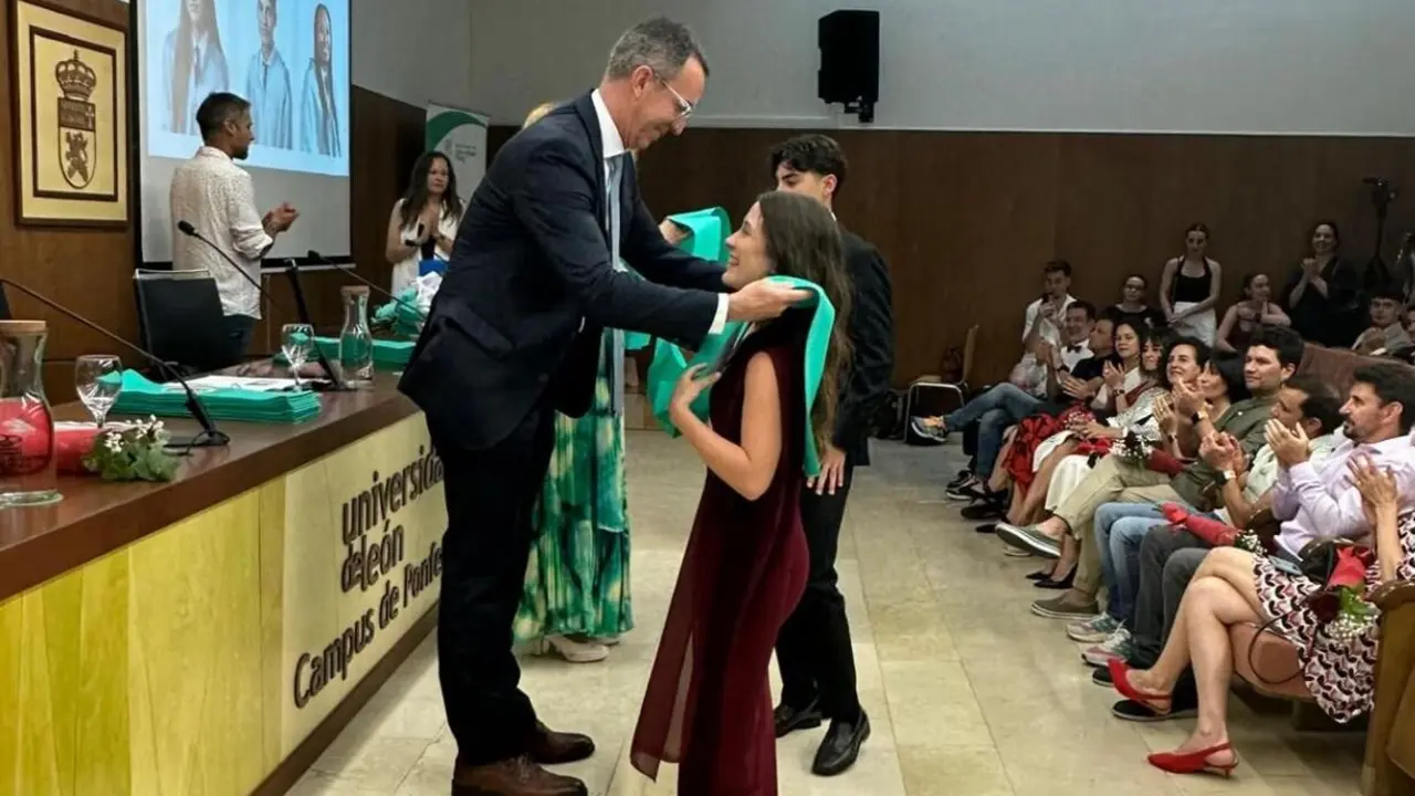 Más de 40 estudiantes de Fisioterapia se gradúan en Ponferrada.