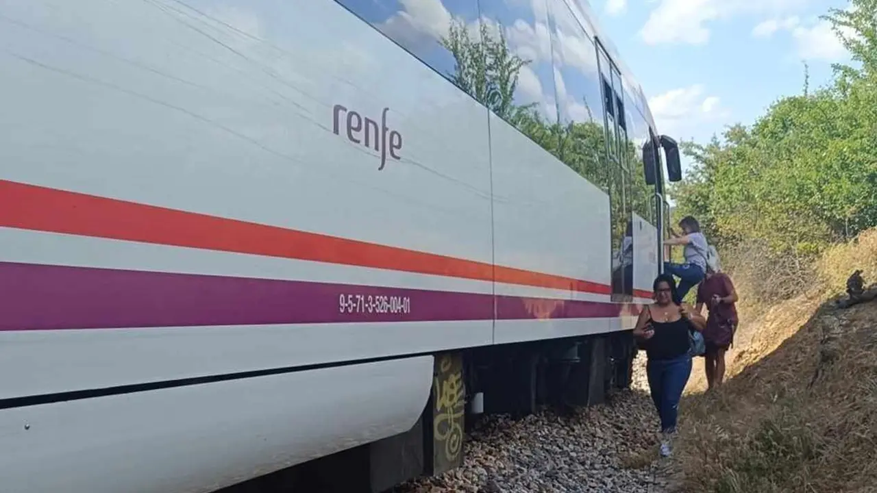 Imagen de los pasajeros abandonando el lugar tras las llegada de la Guardia Civil.