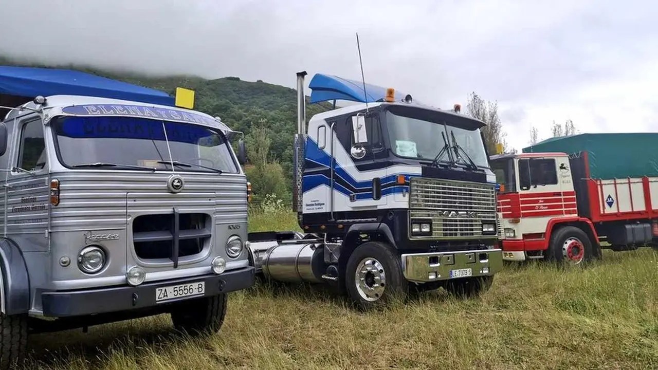 Una treintena de camiones clásicos y restaurados, algunos con más de 70 años, hacen parada en la Montaña Leonesa como parte de una ruta que recorre Galicia, Asturias y León