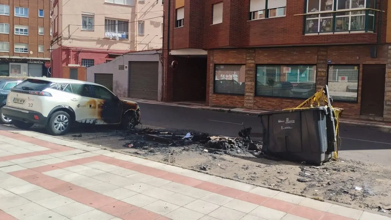 Los contenedores calcinados y el coche visiblemente afectado pro las llamas. Foto: Ayuntamiento de San Andrés del Rabanedo.