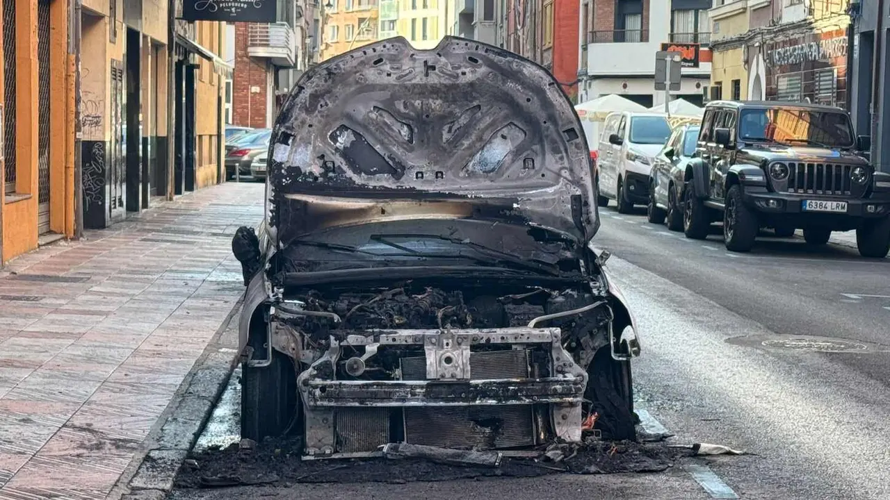 Un incendio en un turismo estacionado en la calle Bernardo del Carpio de León, a la altura del número 15, ha alertado de madrugada a los vecinos de esta zona de la ciudad. Foto: Silvia García
