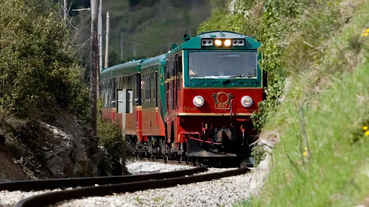 Renfe reactiva el emblemático tren turístico con dos rutas exclusivas: de Bilbao a León y por el Camino Inglés hacia Santiago. Un recorrido de lujo que combina naturaleza, patrimonio, gastronomía y caminatas guiadas.
