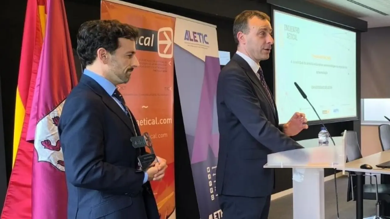 Aetical premia a la Universidad de León por su compromiso con la digitalización y la innovación tecnológica. Foto: ULE.
