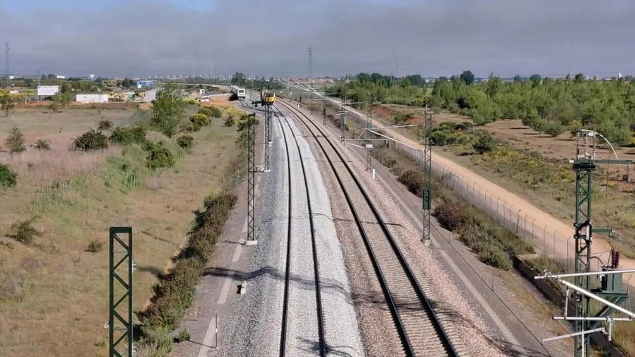 Imagen de un tramo de doble vía ya realizado y listo para las pruebas finales.