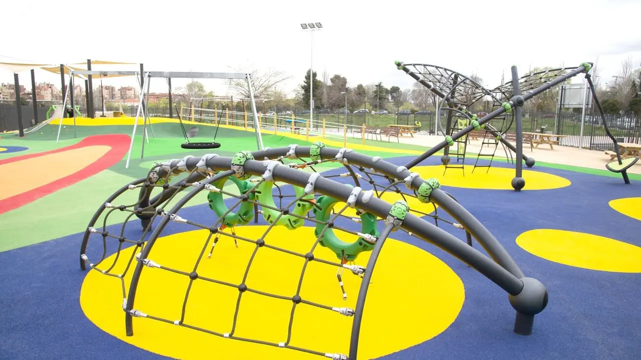 Imagen de una zona de parques infantiles.