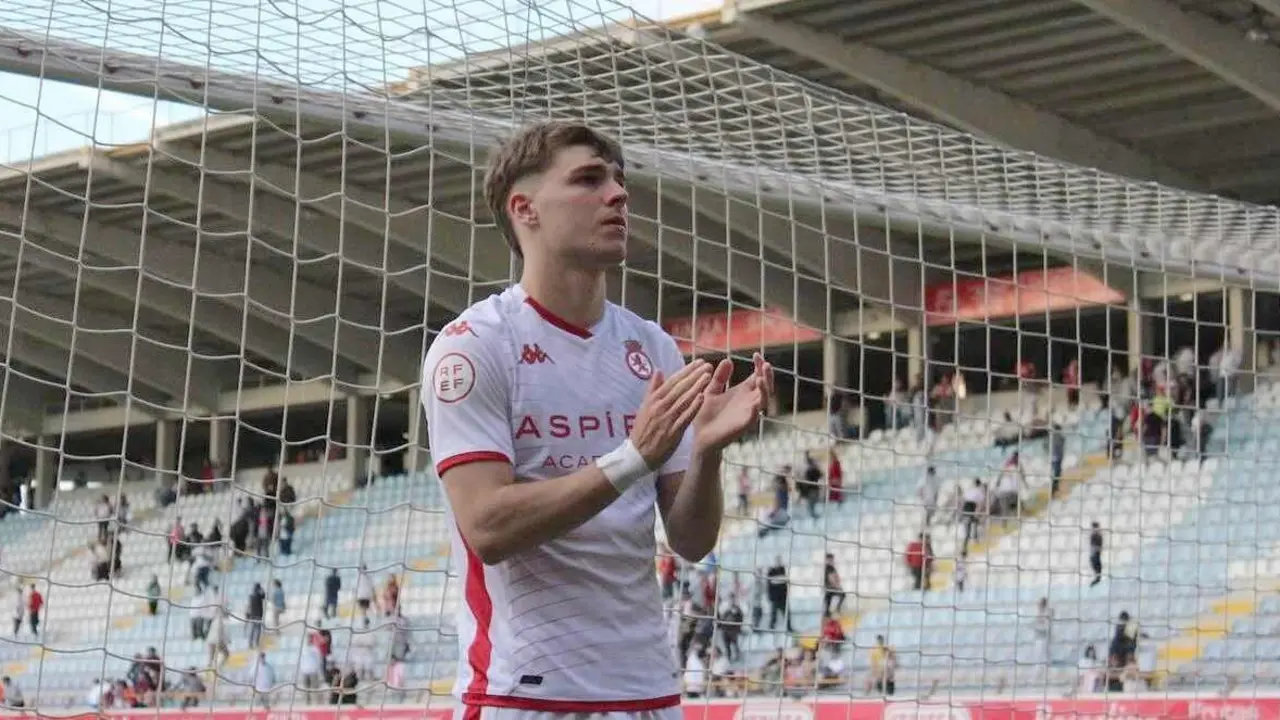 Álvaro se despide de la afición a la conclusión de un partido.