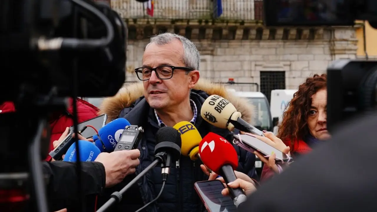 El concejal de Hacienda del Ayuntamiento de Ponferrada, Luis Antonio Moreno, durante una comparecencia. Foto: César Sánchez.