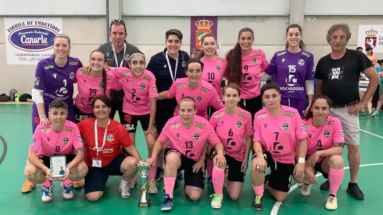 Sport Bernesga Sariegos celebra la victoria en el torneo.