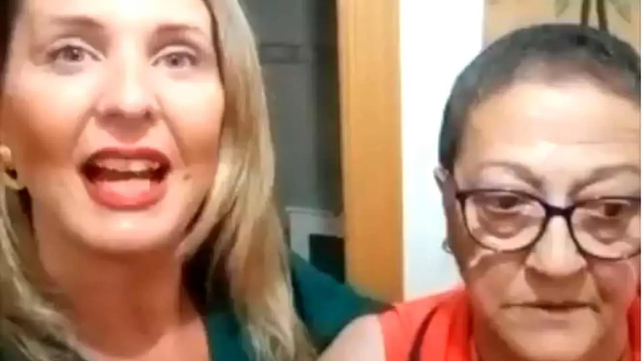 La concejala de Vox, Patricia González, junto a la mujer que denunciaba la ocupación y por la que inició su campaña en redes sociales.