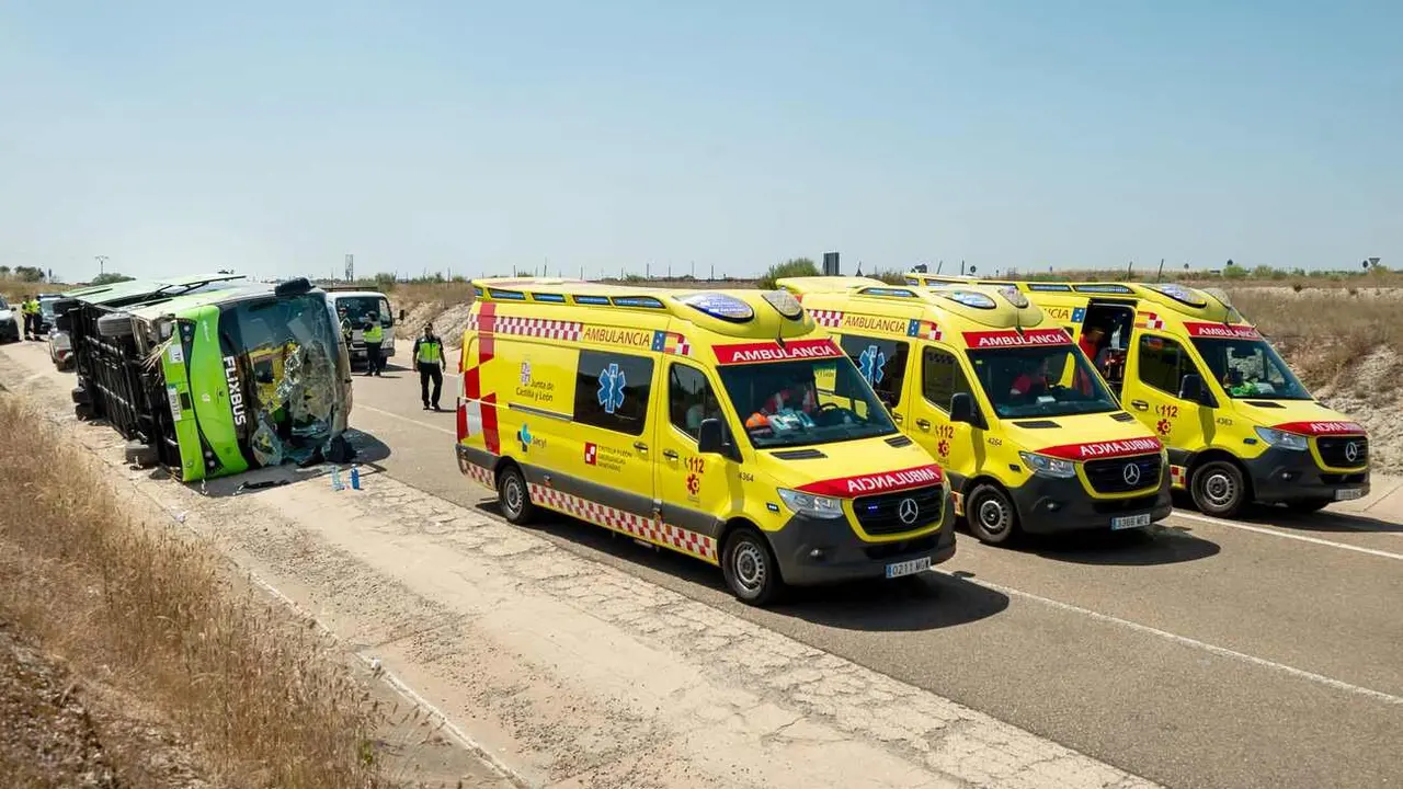 Varios heridos tras volcar un autobús en la A-62, en Fuentes de Oñoro (Salamanca)