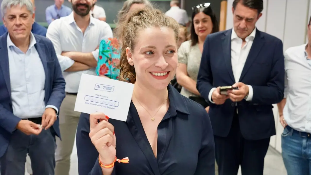 La presidenta del Partido Popular de León y vicesecretaria nacional de Sanidad y Educación, Ester Muñoz, defendió este lunes la figura de Alberto Núñez Feijóo como “el futuro que merece” España frente a un pasado que, “tal y como se ha visto hoy en televisión” está “demacrado y pintado”. Foto: Campillo