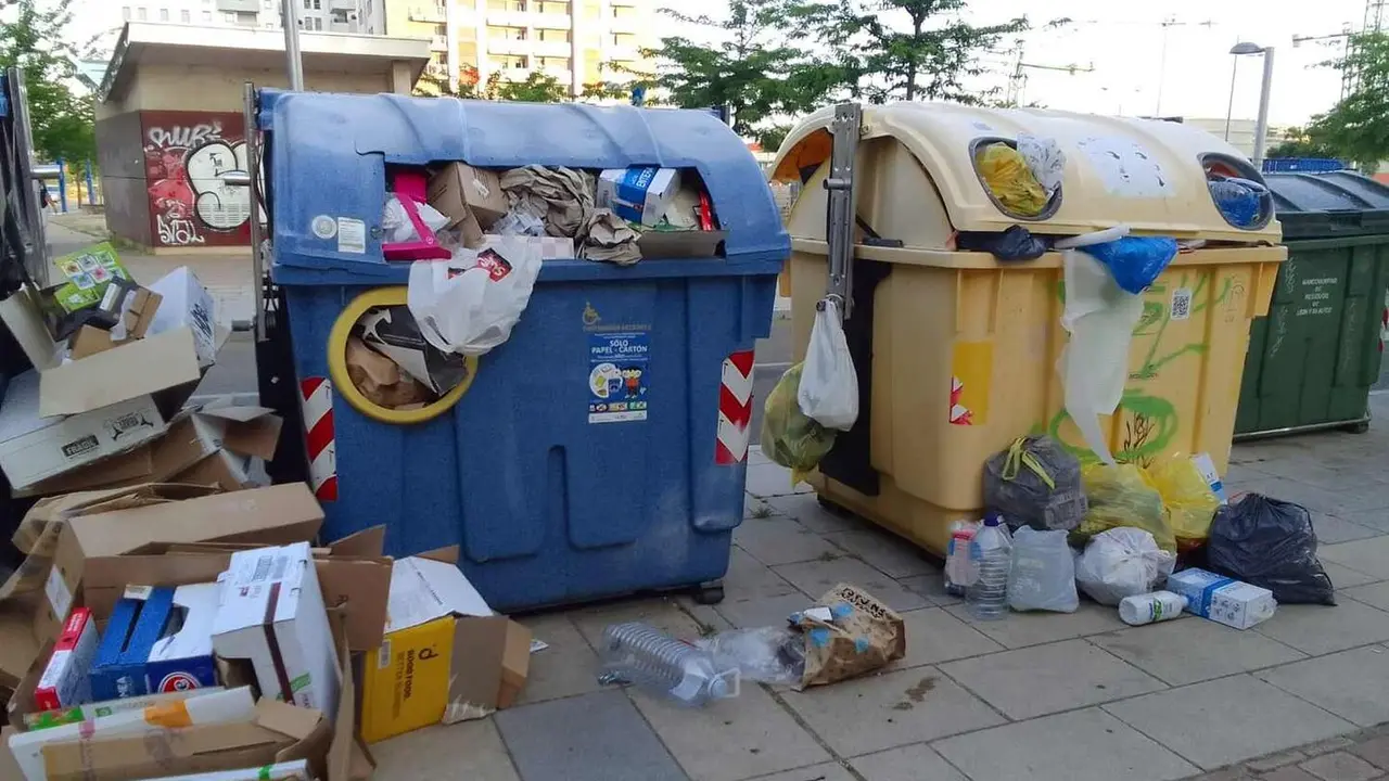 Un problema "de personal" y también "de organización", según se ha asegurado este lunes a Heraldo de León desde el propio Servicio de Limpieza de la ciudad de León, impide la recogida "ordenada" de la "basura reciclada" en varias zonas de la ciudad.