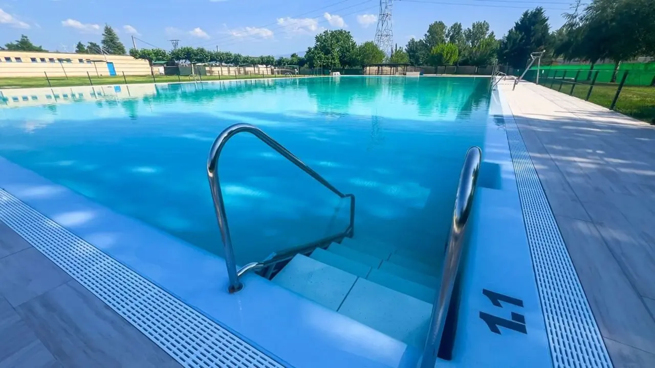 Aspecto de la piscina de Cacabelos tras las obras de mejora para la nueva temporada estival