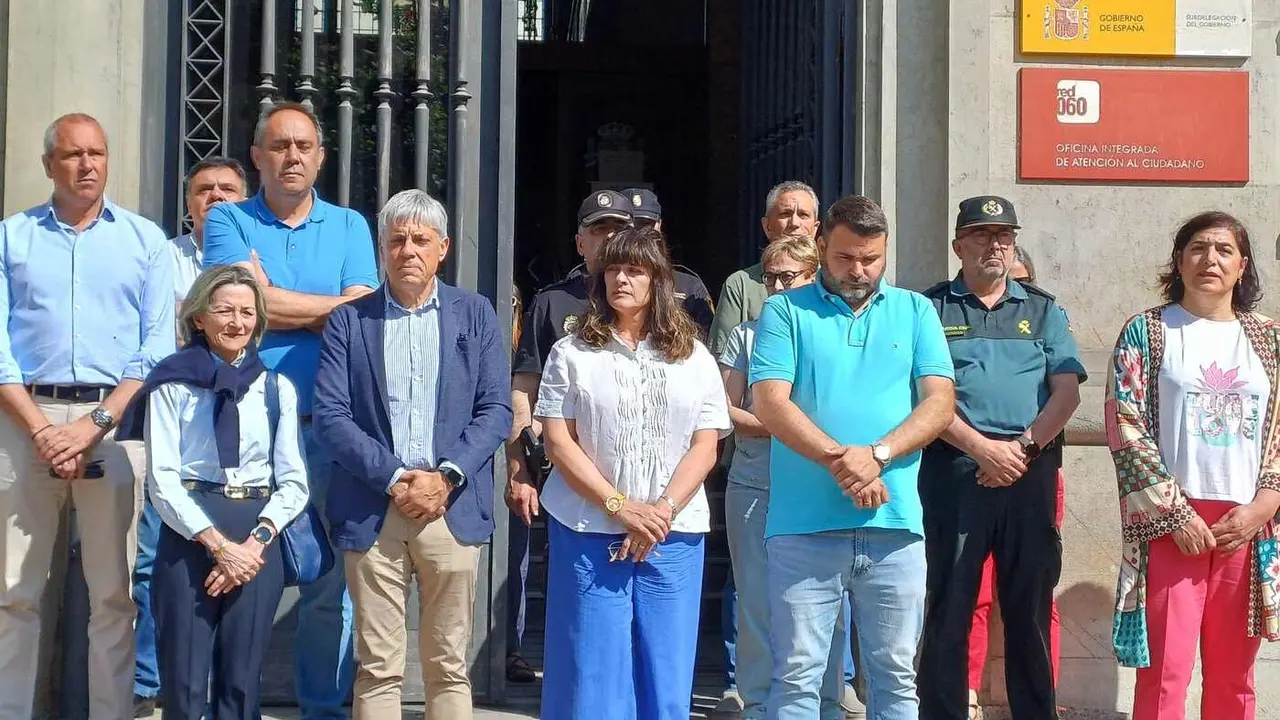 Un instante de la concentración de este martes en la Subdelegación del Gobierno.