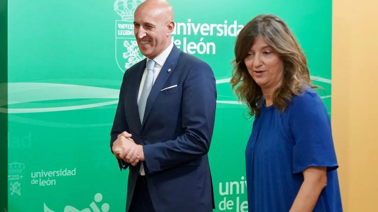 La rectora de la Universidad de León, Nuria González, y el alcalde de León, José Antonio Diez, firman el convenio del Instituto Leonés de Desarrollo Económico, Formación y Empleo para la puesta en marcha del programa Becas Talento
