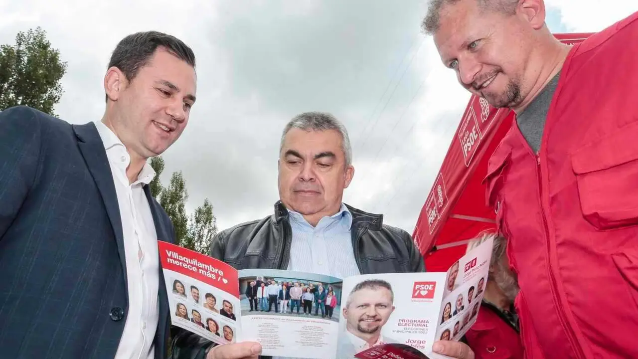 El secretario de Organización del PSOE, Santos Cerdán, durante una visita el mercado tradicional de Navatejera junto al secretario provincial del partido, Javier Alfonso Cendón y al entonces candidato a la Alcaldía de Villaquilambre, Jorge Pérez. Foto: Campillo