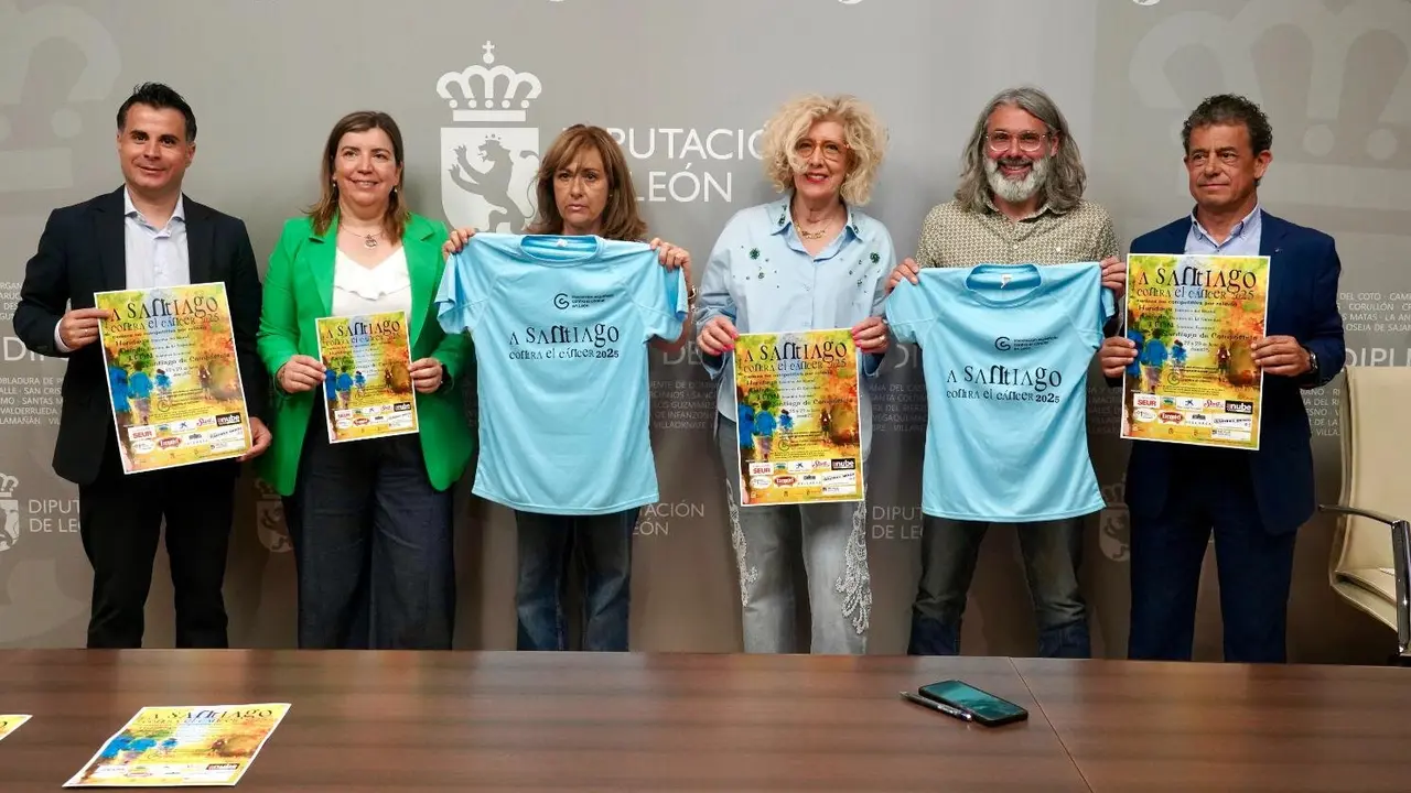 La vicepresidenta de la Diputación de León, Ana Arias, presenta la carrera solidaria A Santiago contra el Cáncer junto al corredor y organizador, Jesús Núñez, la miembro de gobierno de la Junta Provincial de la Asociación Española contra el Cáncer, Mercedes Almarza, y varios patrocinadores. / CAMPILLO