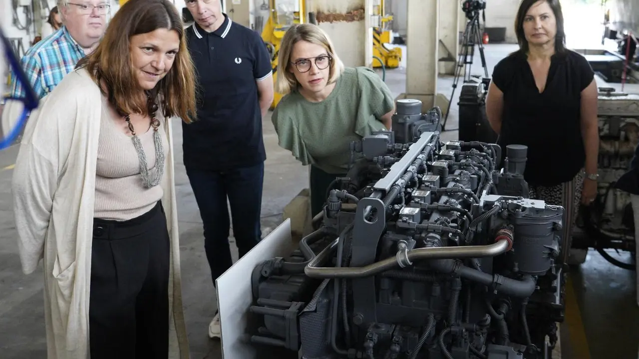 La directora del Instituto para la Transición Justa, Judit Carreras (C), junto a la directora de la Fundación Ciudad de la Energía, Yasodhara López (I), durante la presentación del motor de combustión interna de hidrógeno verde del proyecto Hycerail. / CÉSAR SÁNCHEZ
