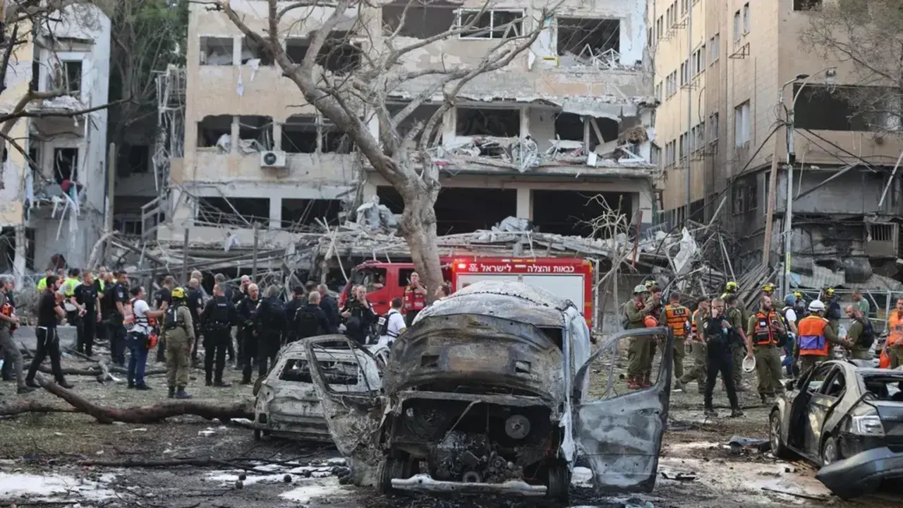 un-edificio-danado-por-los-bombardeos-de-iran-contra-tel-aviv-4ae5d36-2
