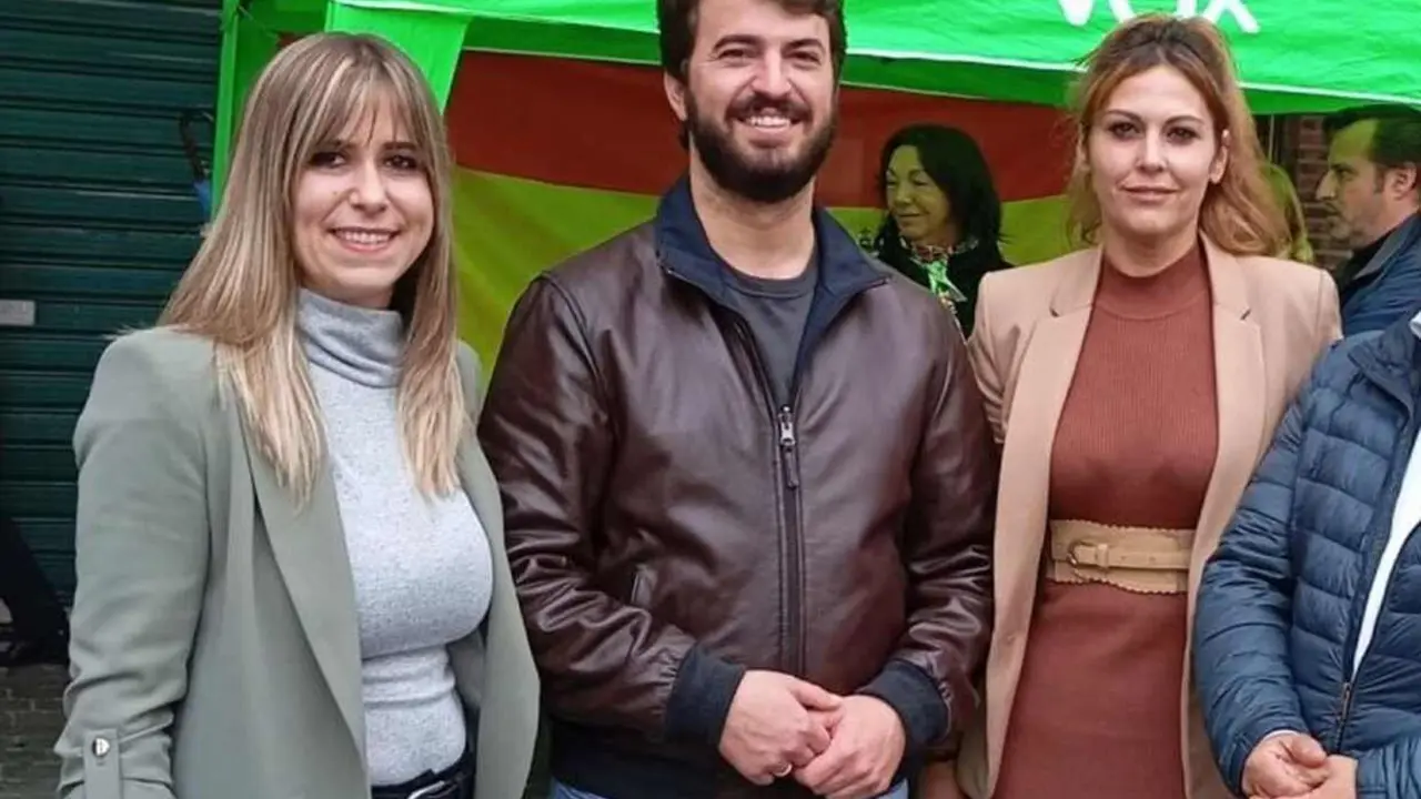 La edil de Vox, a la izquierda, durante un acto de campaña.