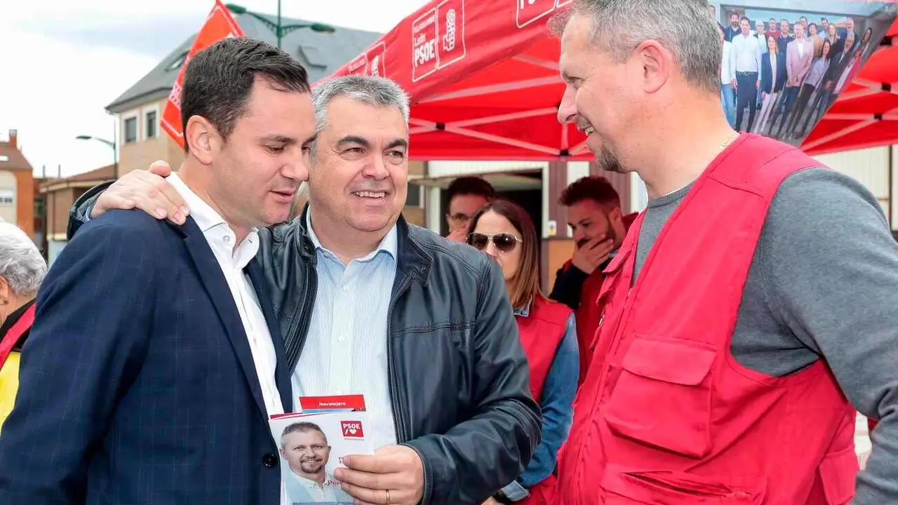 El secretario de Organización del PSOE, Santos Cerdán, durante una visita el mercado tradicional de Navatejera junto al secretario provincial del partido, Javier Alfonso Cendón y al entonces candidato a la Alcaldía de Villaquilambre, Jorge Pérez.