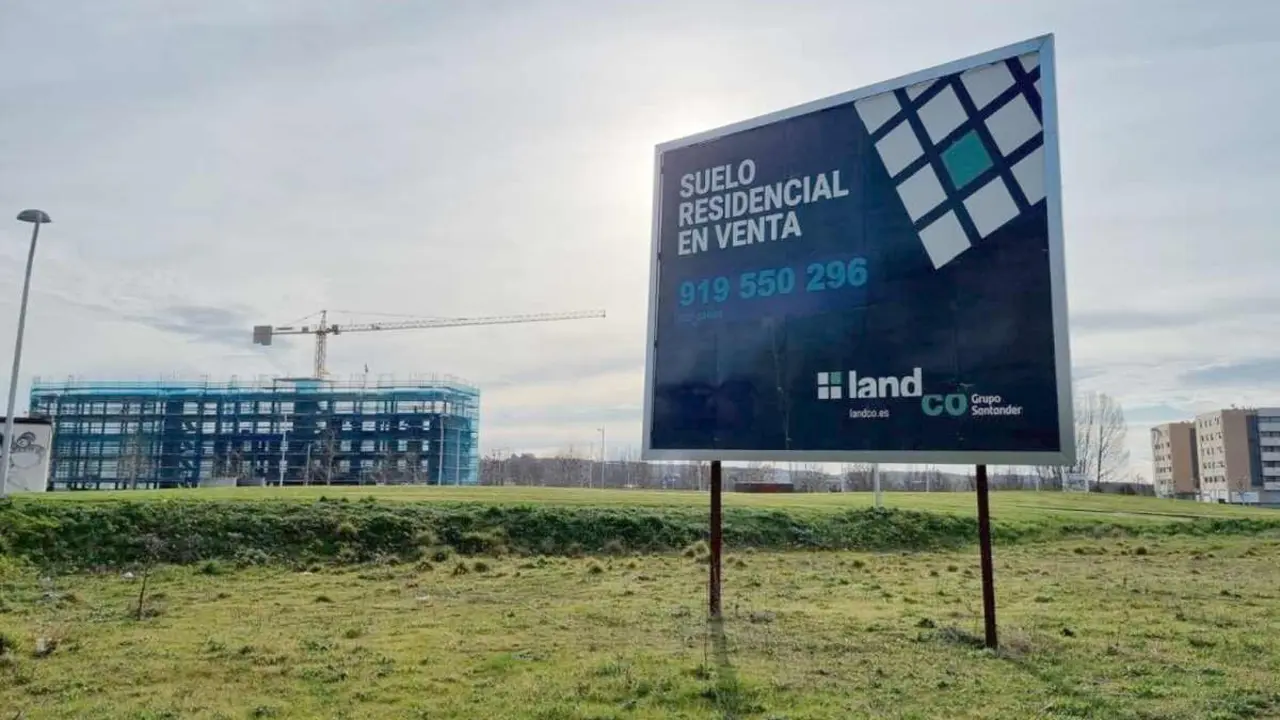 Suelo residencial de la promotora en la zona de La Lastra.