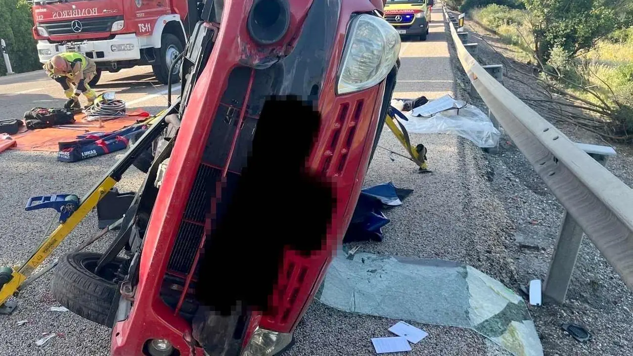 El vehículo accidentado, en una imagen de la Policía Local de León.