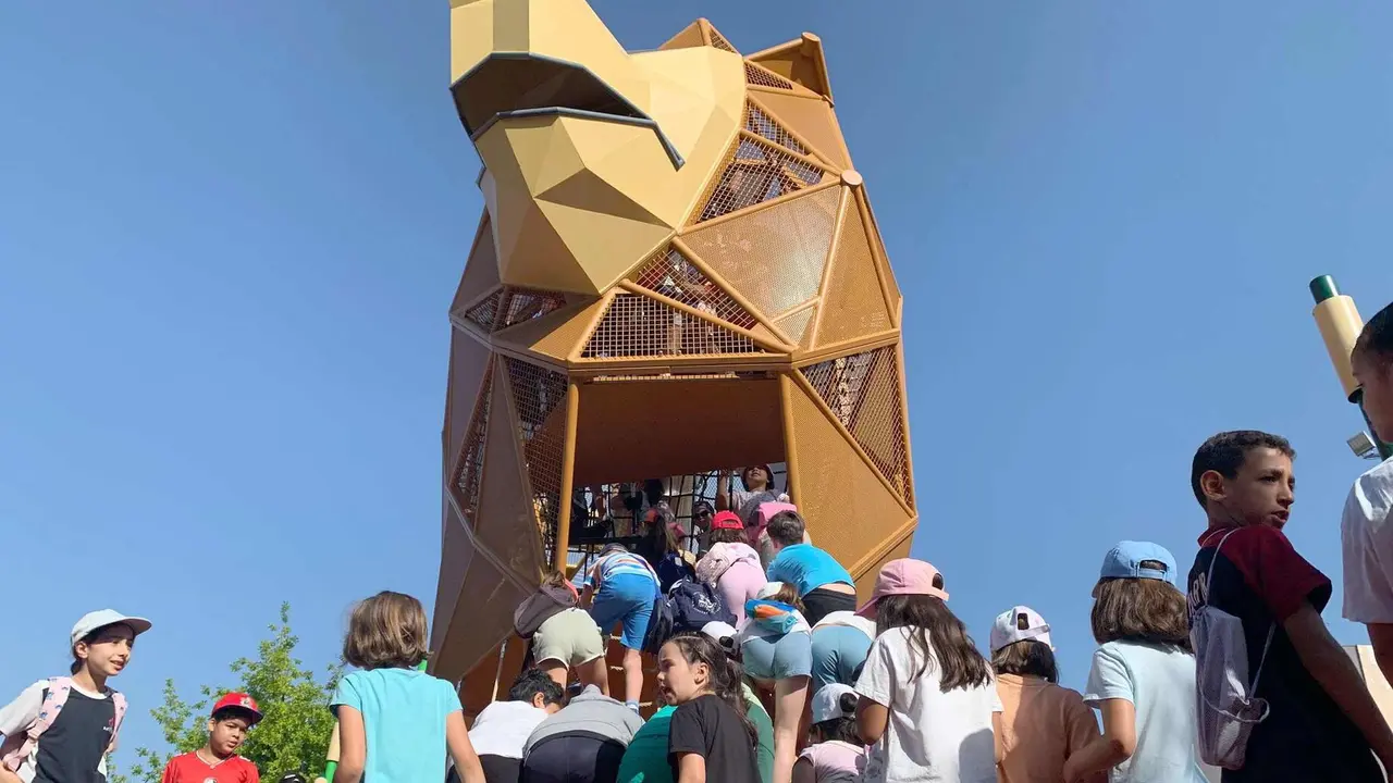 León inaugura el parque infantil con el león más grande del mundo | El alcalde de la ciudad, Antonio Diez, presenta la nueva área de juegos en la explanada de los Pendones Leoneses, presidida por una escultura de 6,6 metros pensada para el disfrute de niños de 3 a 12 años. Fotos: A.F. Reca