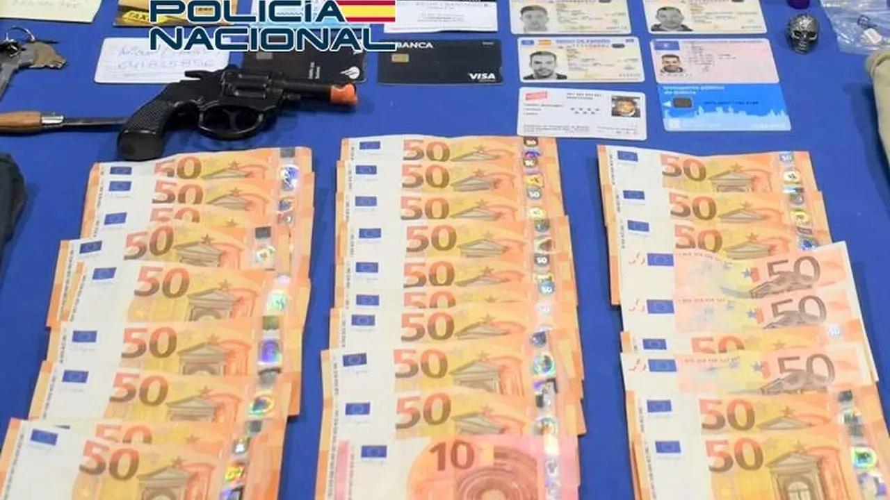 Imagen del arma simulada y parte del botín obtenido por el atracador.