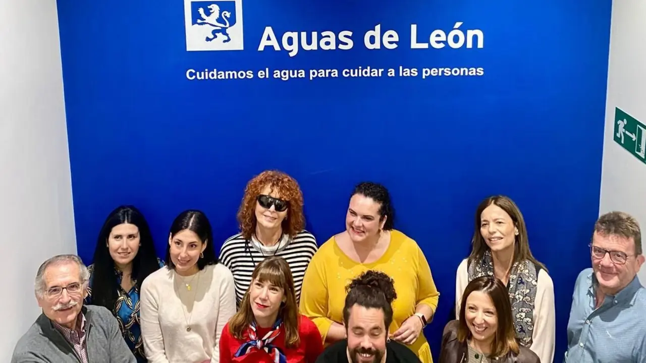 Foto de familia de los responsables de los proyectos seleccionados por Aguas de León en 2024