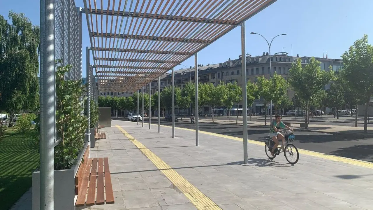 El Ayuntamiento de León recibirá a lo largo de las próximas semanas las placas fotovoltaicas que cubrirán la parte superior de la pérgola bioclimática instalada en la avenida de Reyes Leoneses
