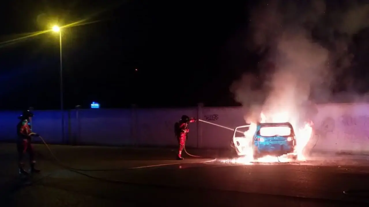 Intervención de los Bomberos de Ponferrada para sofocar las llamas del vehículo