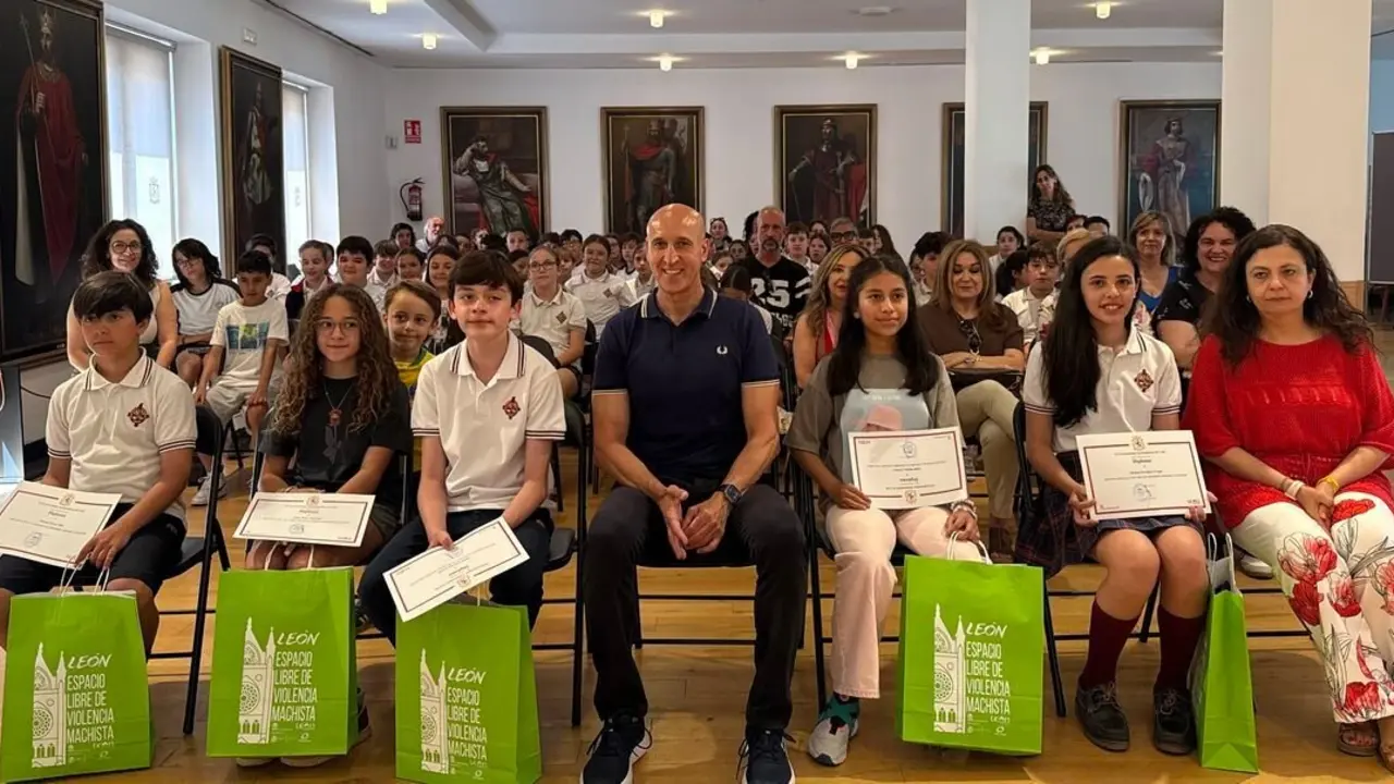 El Ayuntamiento de León entrega los premios del X Certamen Microrrelatos por la Igualdad.