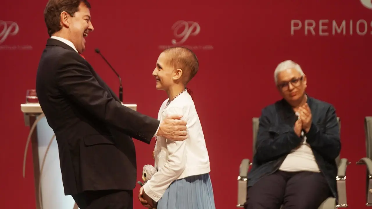 El poeta Juan Antonio González Iglesias apela a la poesía y la humanidad en una ceremonia marcada por la emoción, donde brillaron María Caamaño, los astronautas leoneses y la ingeniera Elena García Armada. Fotos: Rubén Cacho