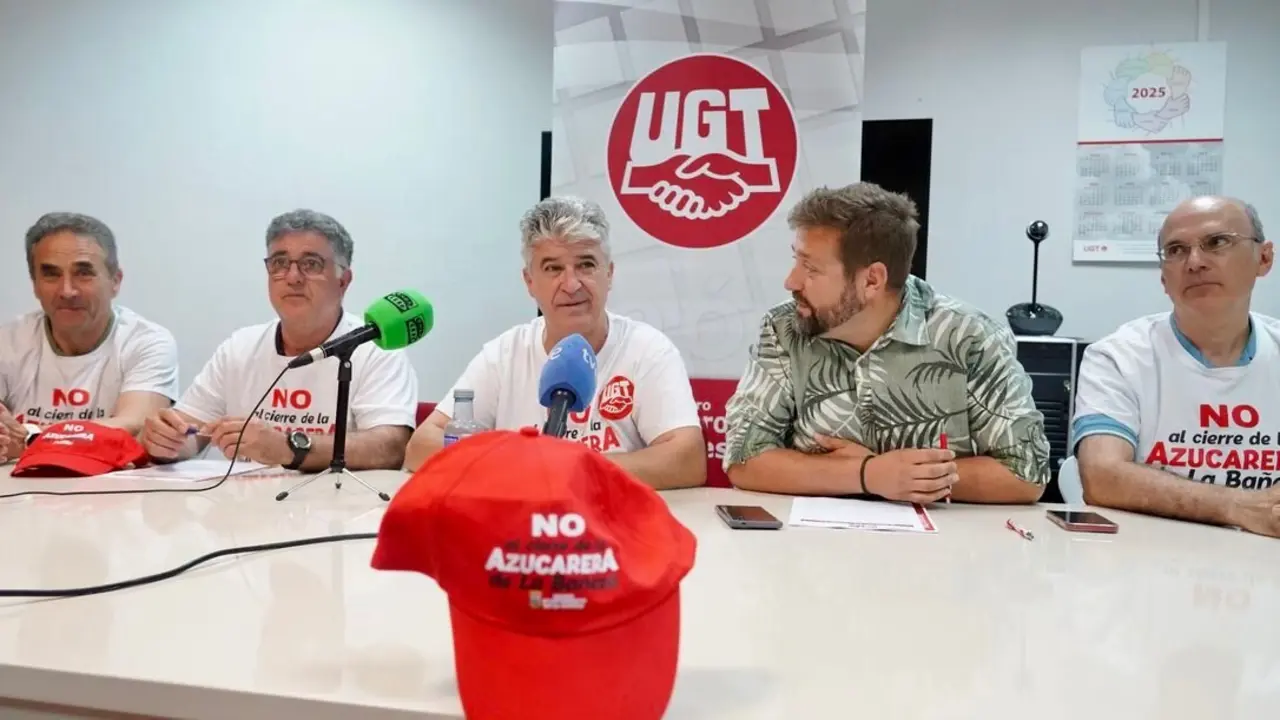 El presidente del comité de empresa de la planta leonesa de Azucarera, Benigno Pérez (Fica-UGT), este jueves  junto al resto de miembros del sindicato. / CAMPILLO