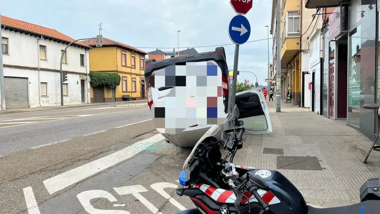 Vehículo volcado tras un accidente este jueves en la avenida Antibióticos. / POLICÍA LOCAL DE LEÓN