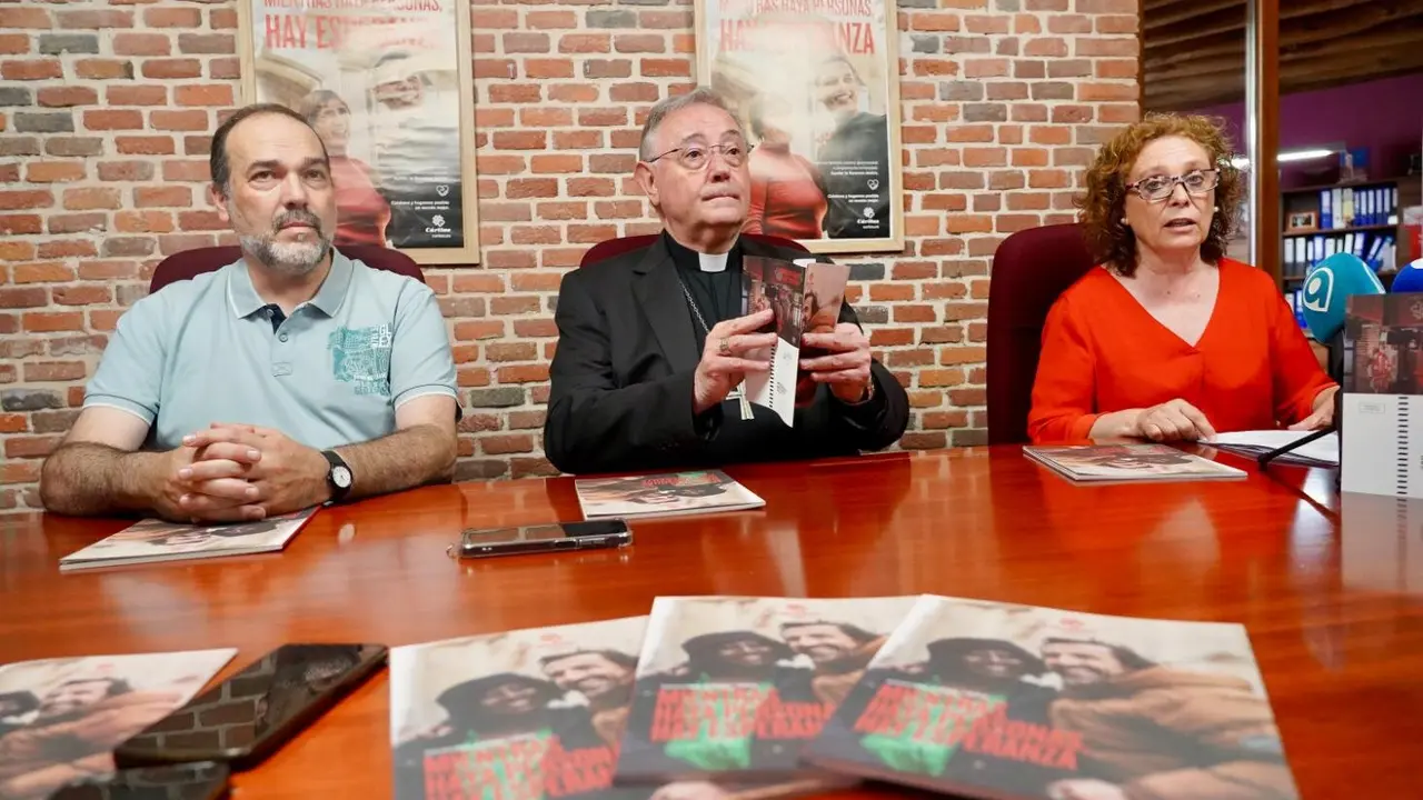 Cáritas León presenta la Memoria de actividad del pasado año, con la presencia del obispo Luis Ángel de las Heras, la directora de la entidad, Aurora Baza, y el delegado, Francisco José Pérez. / CAMPILLO