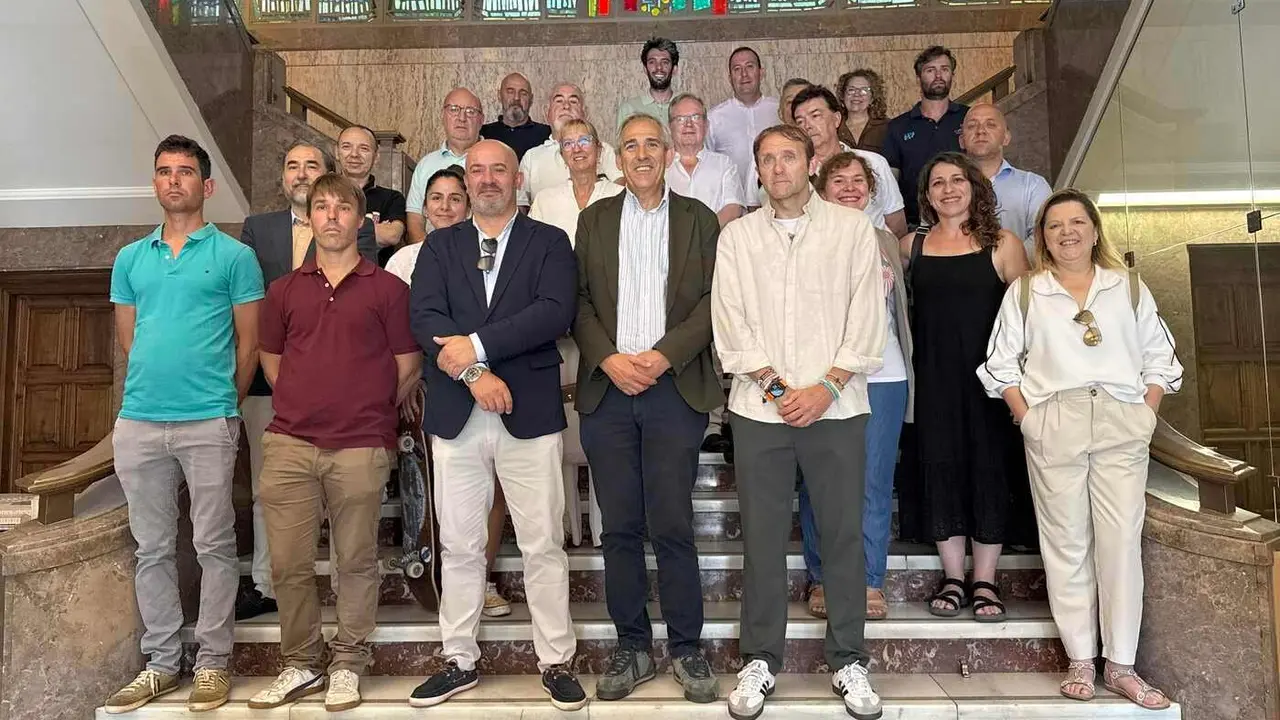 El concejal de Deportes, Vicente Canuria, posa junto a los representantes de las diferentes disciplinas deportivas.