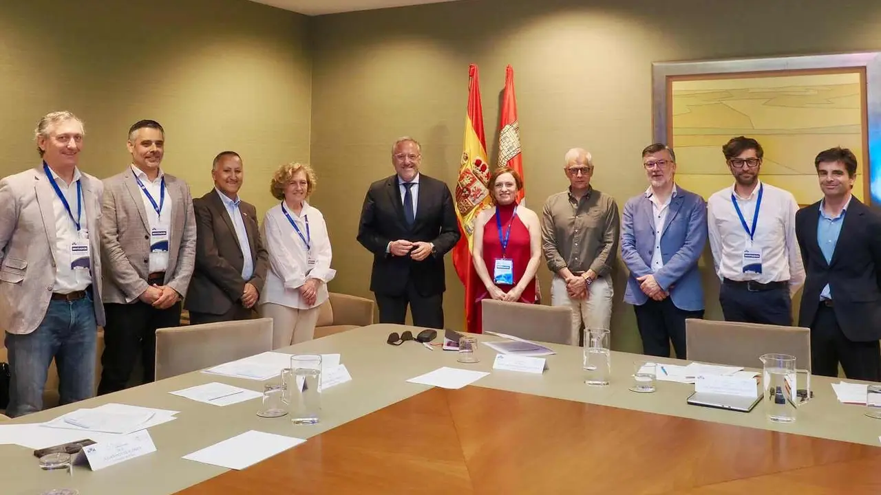 Un instante del encuentro mantenido con el presidente de las Cortes, Carlos Pollán.