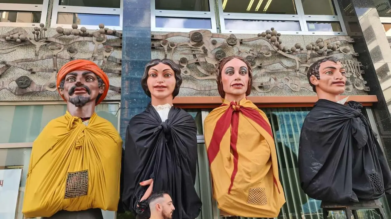El desfile de 'Gigantes y cabezudos' se ha convertido en un símbolo indiscutible del arranque festivo en la capital leonesa. Con la llegada de las Fiestas de San Juan y San Pedro, la ciudad se prepara para recibir a estas emblemáticas figuras que encarnan el folklore, la memoria popular y el humor más cercano.