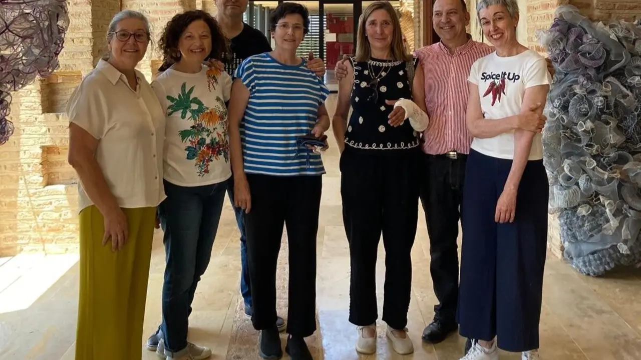 Artistas del colectivo Laborarte inauguran la exposición 'Prendido con Alfileres' en Sahagún.