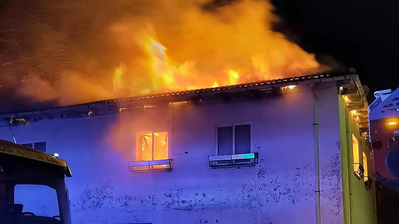 Un incendio de grandes proporciones se desató a última hora de este jueves en una vivienda situada en la calle La Fuente de Chozas de Arriba. En la casa, de más de medio siglo y con una estructura de madera, residía un matrimonio junto a su hija menor de edad, quienes lograron salir del inmueble por sus propios medios al percatarse del intenso humo. Fotos: Bomberos de León