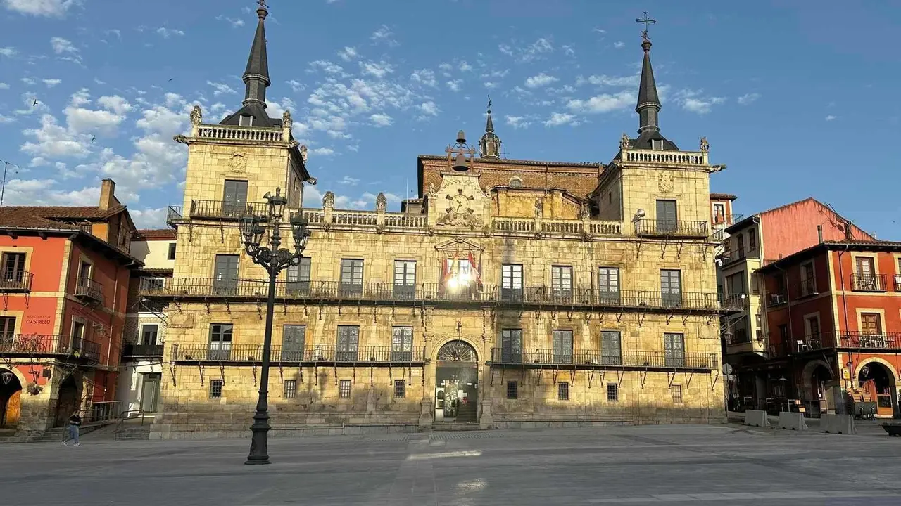 Imagen del viejo ayuntamiento ubicado en la Plaza Mayor de León.