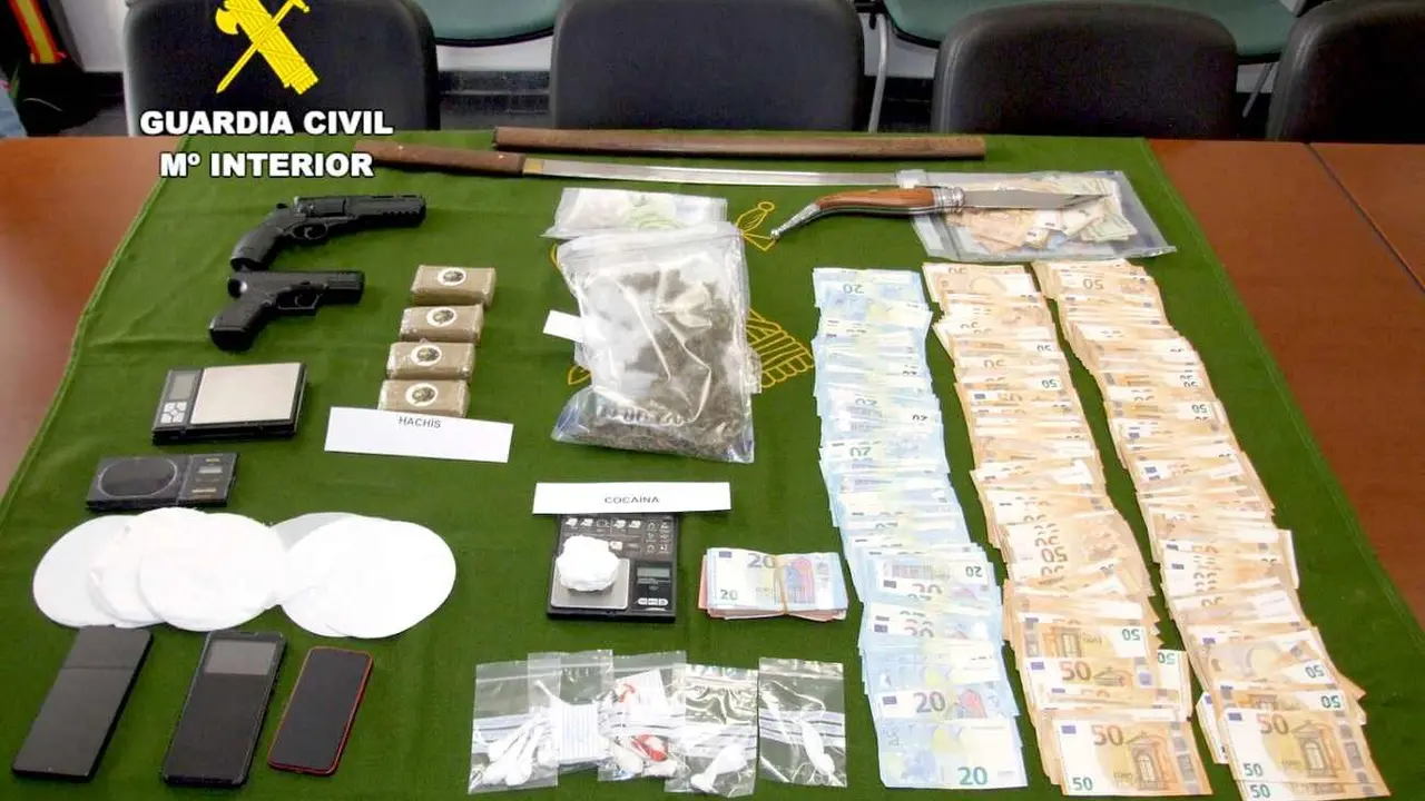 Imagen de las armas, droga y dinero incautados en la operación realizada por la Guardia Civil.