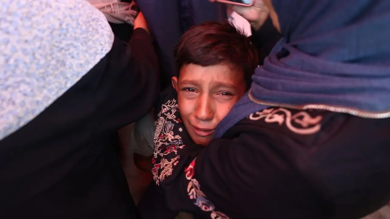 Un niño palestino tras un bombardeo en la Franja de Gaza. Foto: Unicef/El Baba