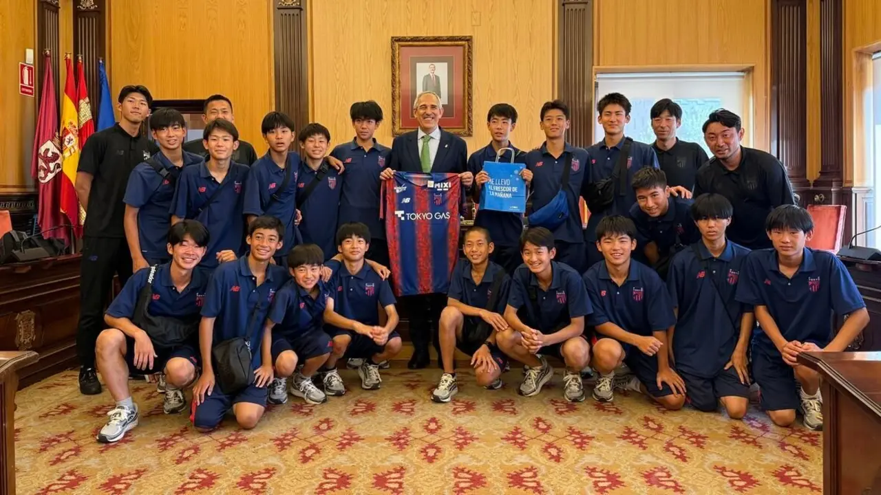 La joven plantilla del FC Tokio fue recibida por el concejal de Deportes en San Marcelo.